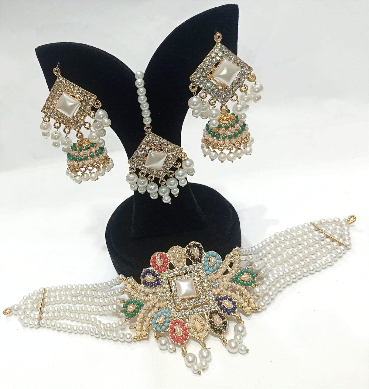 Choker Set With Ear Rings Bindi