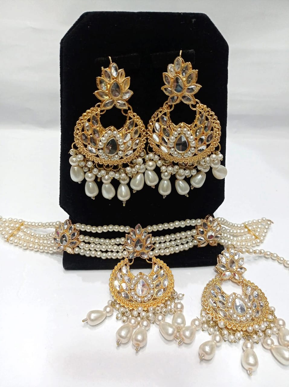 Kundan Choker Set With Earrings Bindi
