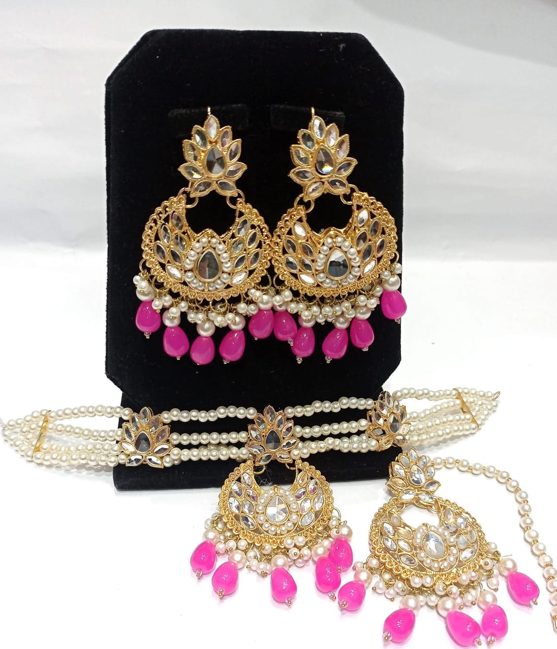 Kundan Choker Set With Earrings Bindi